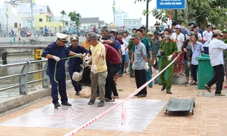 Xác người phụ nữ được vớt lên.