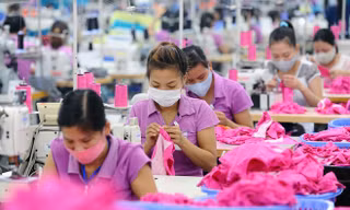 Lương tối thiểu vùng sẽ tăng từ 1/1/2018. Ảnh: Hoàng Hà.