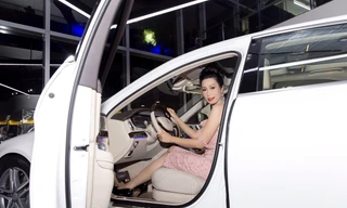 Á hậu Trịnh Kim Chi đi xế hộp 5 tỷ dự sự kiện