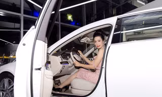 Á hậu Trịnh Kim Chi đi xế hộp 5 tỷ dự sự kiện