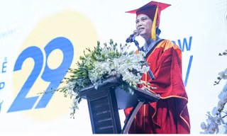 Bà Bùi Trân Phượng trong một lễ trao bằng tốt nghiệp cho sinh viên.