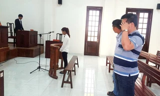 Tòa đã triệu tập ông Lê Thanh Tùng (chủ xe – phải sang) đến tòa. Ảnh: Tân Châu.