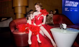 Con gái Elly Trần cực đáng yêu khi mặc đồ đôi cùng mẹ 