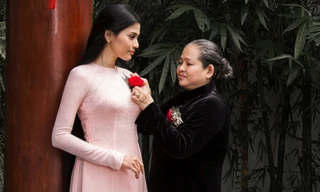 Trương Thị May cài hoa hồng cho mẹ nhân ngày Vu Lan báo hiếu