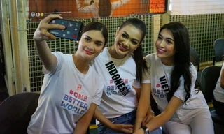 Lệ Hằng cùng cựu Hoa hậu Hoàn vũ 2015 - Pia Wurtzbach tham gia hoạt động từ thiện tại Philippines.