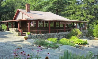 Ngôi nhà làm từ giấy báo không mục nát sau trăm năm