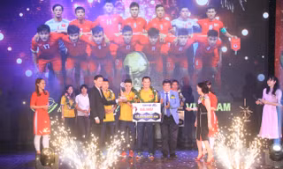 Trao ngôi vị cao nhất của giải thưởng Fair Play cho đội tuyển Futsal Việt Nam với những cống hiến cho nền bóng đá nước nhà trong năm vừa qua.