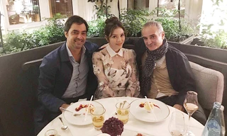 Lý Nhã Kỳ và nhà sản xuất Charles Gillibert (trái), đạo diễn Olivier Assayas (phải).