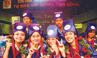 Cần có chính sách đột phá trong sử dụng và đãi ngộ nhân tài Ảnh: Hồng Vĩnh