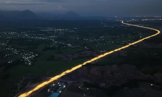 Vì sao cao tốc đẹp nhất Việt Nam có chiếu sáng thông minh nhưng... tối om?