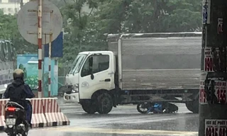 Thót tim với pha lọt gầm xe tải tốc độ cao