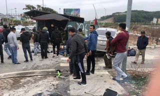 Lao thẳng ô tô vào nhóm người vì tranh giành chỗ đón khách