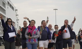 Đoàn khách du lịch quốc tế đầu tiên ‘xông đất’ vịnh Hạ Long