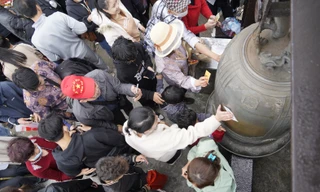 Khai hội Yên Tử: Người xin nước giếng tiên, người chen nhau chà tiền ở chùa Đồng