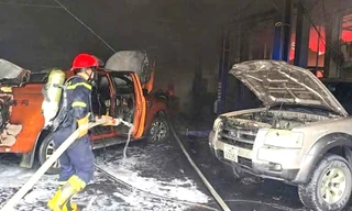 Hiện trường vụ cháy thiêu rụi nhiều ô tô ở Hạ Long