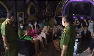 'Tập kích’ quán karaoke lúc nửa đêm, 30 người vẫn say sưa hát