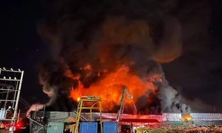 Cháy lớn trong đêm tại kho chứa lốp xe cụm công nghiệp ở TP Hạ Long