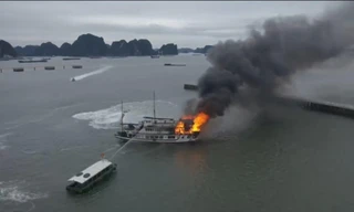Hai tàu du lịch bốc cháy dữ dội trên vịnh Hạ Long