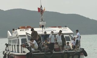 Gần 2.000 du khách mắc kẹt trên biển Vân Đồn - Quan Lạn 