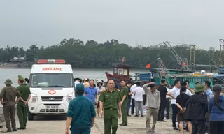 Giông lốc lật thuyền lúc rạng sáng, 4 người mất tích