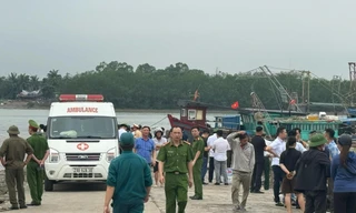 Giông lốc lật thuyền lúc rạng sáng, 4 người mất tích