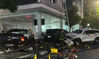 Hiện trường nát bươm vụ xe bán tải đâm nhiều ô tô, xe máy trên phố ở Móng Cái