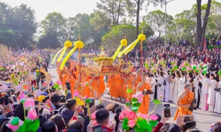 Vạn người đổ về chùa Ba Vàng xem xá lợi tóc Đức Phật 2.600 năm tuổi biết ‘ngọ nguậy’