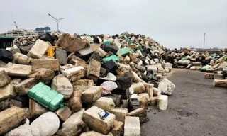 Hàng núi rác chất đống vớt từ vịnh Hạ Long