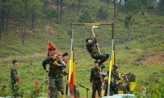 Xem các chiến sĩ đu dây, vượt rào, bắn pháo cối