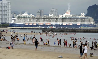 Vì sao bãi tắm Hạ Long thưa vắng trong ngày đầu nghỉ lễ?