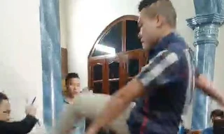 Người đàn ông 'tung cước' vào mặt nữ trưởng phòng công chứng bị công an mời làm việc