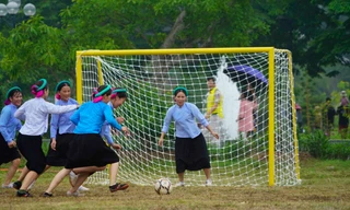 Về Quảng Ninh xem các cô gái dân tộc Sán Chỉ mặc váy, vấn khăn đá bóng