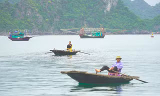 Làng chài cổ tích đẹp như tranh giữa vịnh Hạ Long
