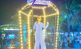 Bị chê bikini phản cảm, vũ công bar bãi biển ở Hạ Long mặc áo chống nắng nhảy múa