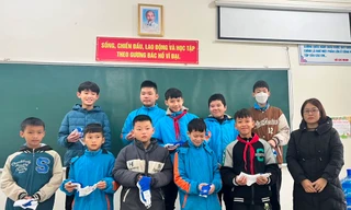 Thời tiết lạnh giá, nam sinh lớp 7 dùng tiền tiết kiệm mua 700 đôi tất tặng bạn