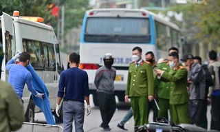 Xe chở công nhân va chạm xe máy, bé gái 8 tuổi ở Cẩm Phả tử vong