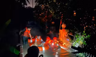 Công an Quảng Ninh ngâm mình trong nước giúp dân chạy lũ