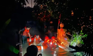 Công an Quảng Ninh ngâm mình trong nước giúp dân chạy lũ