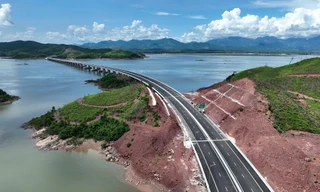 Cận cảnh tuyến cao tốc băng rừng, vượt biển đẹp nhất Việt Nam