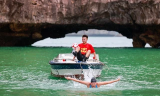 Ánh Viên lập kỷ lục quốc gia khi bơi kéo ca nô hơn 1 km trên vịnh Hạ Long