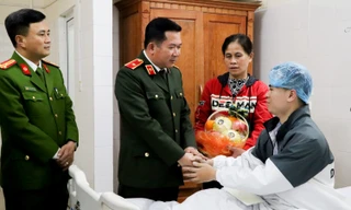 Một thượng úy công an bị chém trọng thương khi làm nhiệm vụ