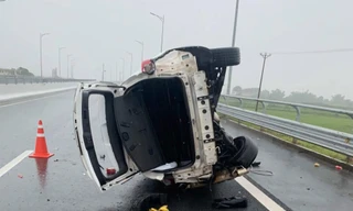 Lật ô tô trên cao tốc Vân Đồn - Móng Cái, 2 người thương vong