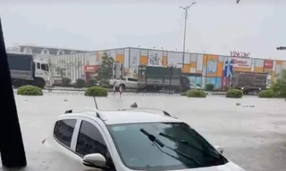 Quảng Ninh mưa như trút nước, ô tô xe máy 'bơi' trên đường