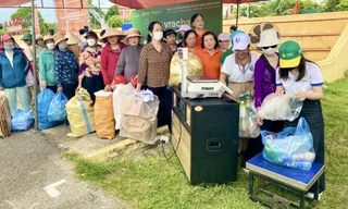 Người dân Quảng Ninh háo hức đổi pin lấy hạt giống, gửi rác rút tiền