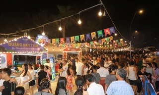 Đông nghẹt người kéo đến chợ đêm giải trí ven biển đầu tiên ở miền Bắc