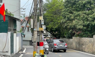 Dân khổ sở vì hàng cột điện án ngữ giữa đường