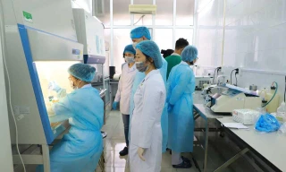 Nhân viên y tế Quảng Ninh xét nghiệm truy vết COVID-19