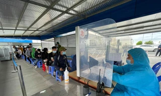 Người dân xếp hàng chờ khai báo y tế để vào Quảng Ninh