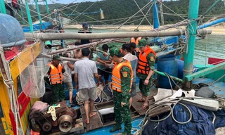 Cứu 4 người trên tàu đâm phải đá ngầm ở vùng biển Cô Tô