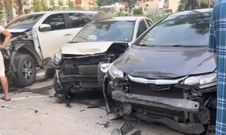 Hiện trường vụ xe bán tải húc nát đầu 10 ôtô ở Hạ Long